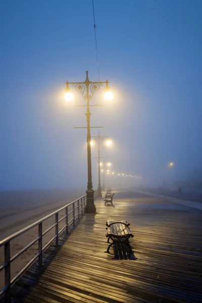 Straatverlichting Mistige Nacht Lantaarns Verlaten Weg Mist Hoge Kwaliteit Foto — Stockfoto