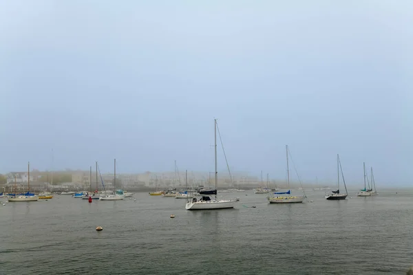 Elegante Moderne Zeilboten Afgemeerd Aan Een Pier Een Jachthaven Dikke — Stockfoto