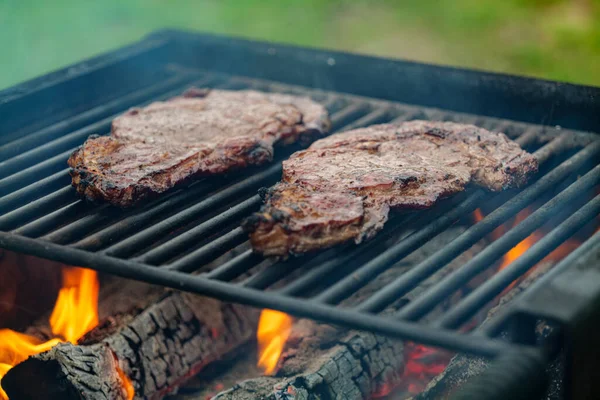 Enfoque Selectivo Jugosos Filetes Ternera Parrilla Parrilla Barbacoa Con Humo —  Fotos de Stock