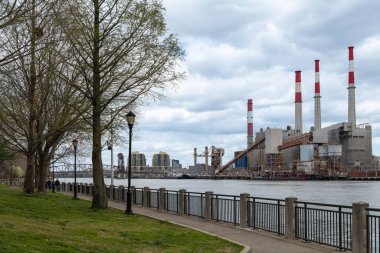 Bulutlu bir günde Doğu Nehri 'nden Ravenswood Enerji İstasyonu' nun görüntüsü. Yüksek kaliteli fotoğraf.
