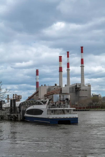 Bulutlu bir günde Doğu Nehri 'nden Ravenswood Enerji İstasyonu' nun görüntüsü. Yüksek kaliteli fotoğraf.