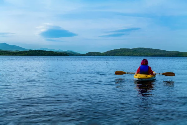 Woman Kayaking Rear View Young Man Splashing Water While Kayaking — Stock Photo, Image