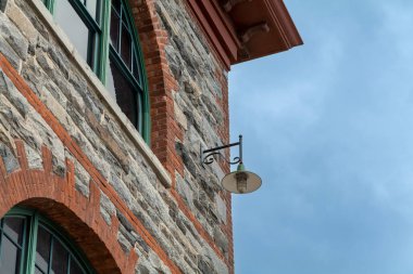 Eski bir sokak lambası, bir evin ön cephesinde, bir caddede. Yüksek kalite fotoğraf