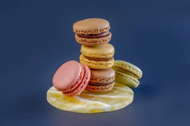 Siyah arkaplanda farklı aromalı lezzetli Fransız badem kurabiyeleri ve fotokopi alanı. Yüksek kalite fotoğraf