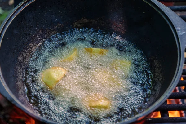 Ruddy Tasty Potato Frying Cauldron Oil Nature Fire Closeup View — Stock Photo, Image