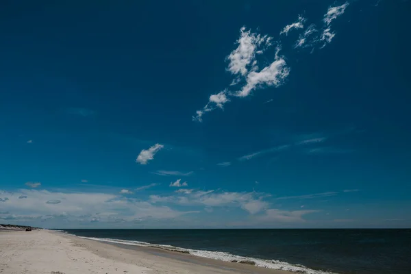 空旷的沙滩 阳光普照 蓝蓝的天空和纽约火岛的云彩 高质量的照片 — 图库照片