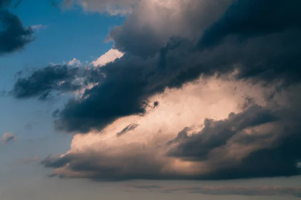 多色の明るい雲と美しい夜の空 日没の雨の雲 高品質の写真 — ストック写真