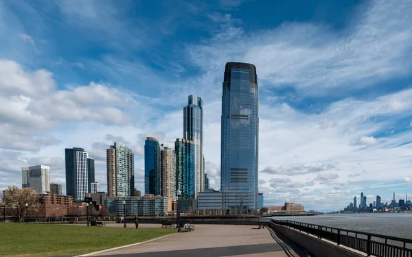 New York Skyline Gözlem Güvertesi 'nden güneşli bir günde Jersey City silueti. Yüksek kaliteli fotoğraf.