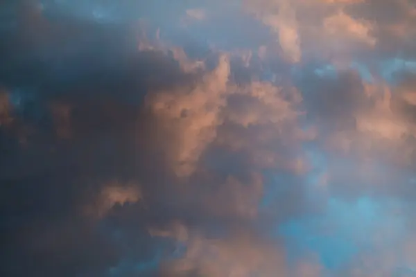 Hermoso Cielo Nocturno Con Nubes Brillantes Multicolores Nubes Lluvia Atardecer —  Fotos de Stock