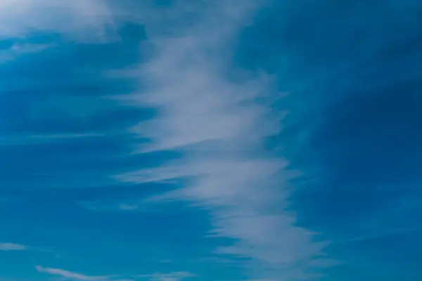 青い空の背景と白い雲のソフトフォーカス およびコピースペース — ストック写真