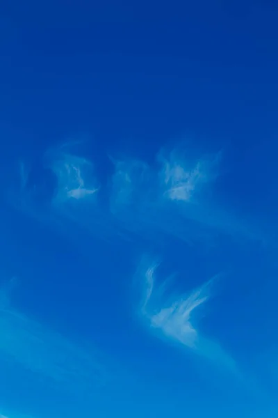 Blauwe Lucht Achtergrond Witte Wolken Zachte Focus Kopieer Ruimte — Stockfoto