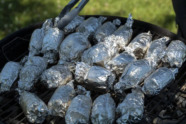 Hausmannskost Das Auspacken Von Gebackenem Oder Gekochtem Mais Auf Einem — Stockfoto