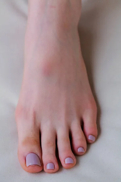 Close Female Feet Painted Grey Nail Polish Self Made Pedicure — Stockfoto