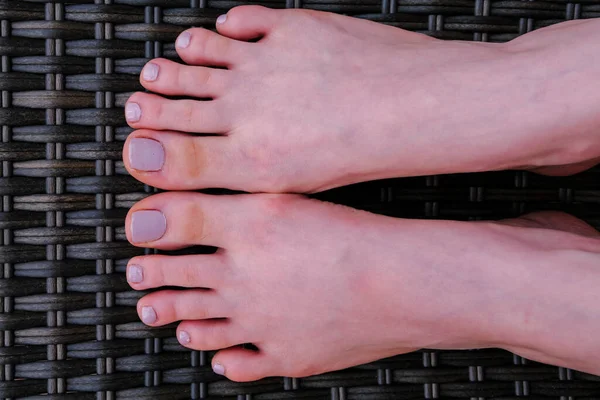 Close Female Feet Painted Grey Nail Polish Self Made Pedicure — Stock Photo, Image