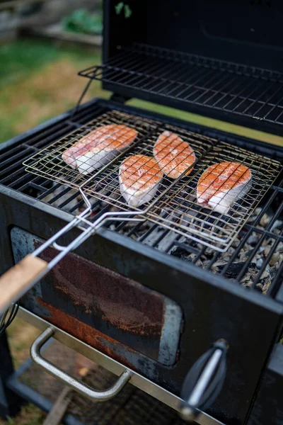 Grilled Salmon Steaks Coking Firewood Backyard High Quality Photo — Fotografia de Stock