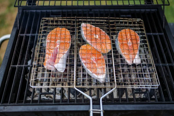 Grilled Salmon Steaks Coking Firewood Backyard High Quality Photo — Stock Photo, Image