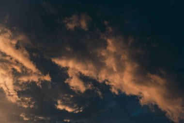 Çok renkli parlak bulutları olan güzel bir akşam gökyüzü. Gün batımında yağmur bulutları. Yüksek kaliteli fotoğraf.