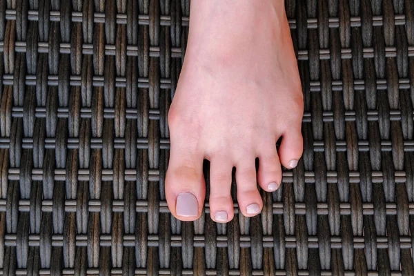 Close Female Feet Painted Grey Nail Polish Self Made Pedicure — Stock Photo, Image