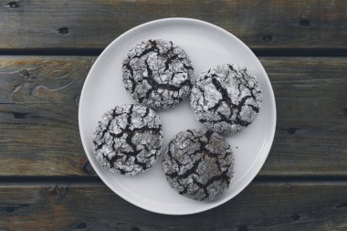 Ev yapımı bademli kurabiyeler, üzerine kakao serpiştirilmiş şeker serpiştirilmiş, tahta bir arka planda. Yüksek kaliteli fotoğraf.