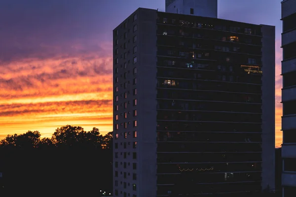 Beautiful Sunset Building Red Color Stratocumulus Clouds Reflections Window Light — Fotografia de Stock