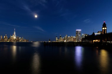 Hoboken, NJ Transit Terminali ve geceleri Manhattan 'ın ufuk çizgisi. Yüksek kaliteli fotoğraf.