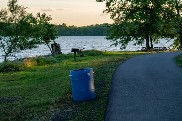Rockland Lake, New York yakınlarındaki bir parkta çöpler için mavi plastik fıçı. Yüksek kaliteli fotoğraf.