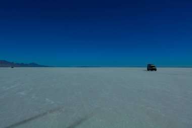 Utah 'taki Tuz Düzlükleri. Tuz Düzlükleri Peyzajı. Mavi Gök ve Pamuk Prenses Tuz Toprağı. Bonneville Tuz Düzlükleri. Yüksek kalite fotoğraf