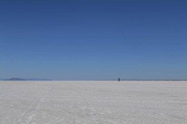 Utah 'taki Tuz Düzlükleri. Tuz Düzlükleri Peyzajı. Mavi Gök ve Pamuk Prenses Tuz Toprağı. Bonneville Tuz Düzlükleri. Yüksek kalite fotoğraf