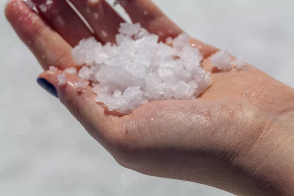 Eine Handvoll Salz Einer Frauenhand Salz Hintergrund Hochwertiges Foto — Stockfoto