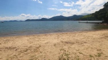Angra dos Reis 'teki Praia do Objetivo' nun panoramik manzarası. Güneşli bir günde kumsal, kumsalda bir hafta sonu. Angra dos Reis plajı. Aileyle tatiller. Seyahat edin ve tatilin tadını çıkarın.