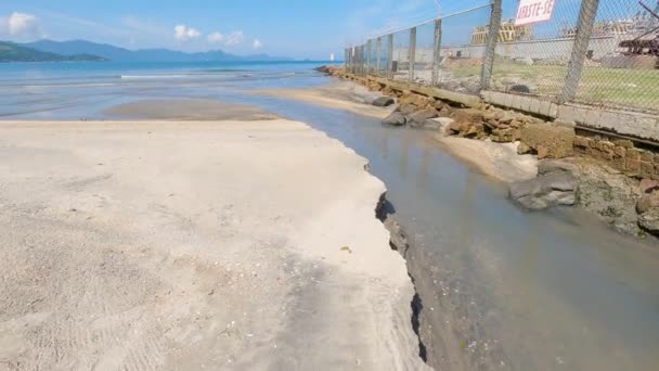 Setkání Znečištěné Řeky Mořskou Vodou Potok Znečištěné Vody Splývající Čistou — Stock video
