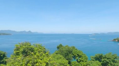 Yüksek bir yerden görülen güzel deniz yatağı. Angra dos Reis Denizi. Deniz manzarası inanılmaz, paradisikal bir yer. Denizde bir yaz tatilinin tadını çıkarıyorum.
