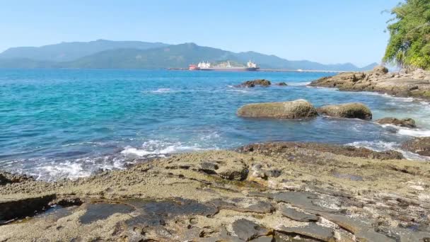 Deniz Dalgaları Sahilin Kenarındaki Kayalara Çarpıyor Denizde Mavi Gökyüzü Arka — Stok video