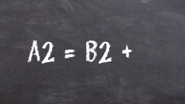 Pisagor Teoremi 'nin animasyonu. Pisagor formülü tebeşirle tahtaya yazılıyor. Bilimsel ve eğitici videolar için matematiksel animasyon. Okullar için dijital bileşim