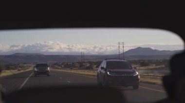 New Mexico 'da 15. otoyolda güneye doğru giden içeriden bir arabanın arka görüntüsü.