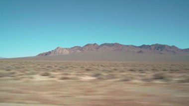 Nevada Çölü manzarası açık bir gün yolculuğundaki arabadan
