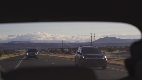 Vista trasera desde el interior del coche conduciendo hacia el sur por la carretera interestatal 15 en Nuevo México — Vídeos de Stock