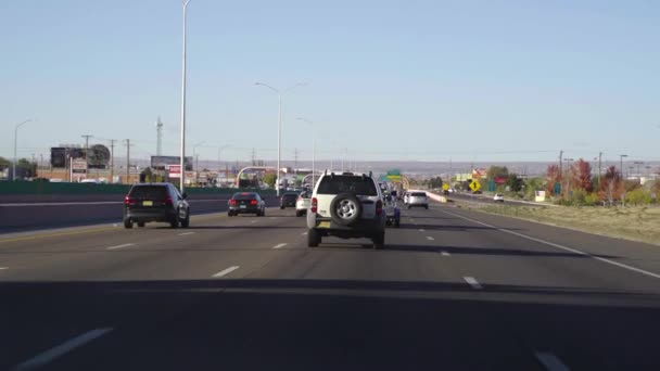 POV fährt im langsamen Verkehr auf der Interstate 40 in Albuquerque New Mexico — Stockvideo