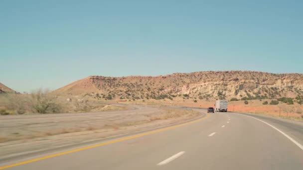 POV kör längs motorvägen i Arizona öknen bakom en lastbil på klar dag — Stockvideo