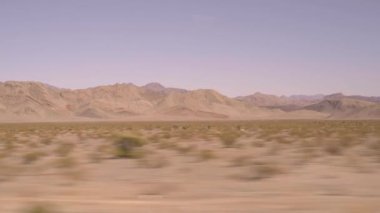 Nevada Çölü manzarası açık bir gün yolculuğundaki arabadan