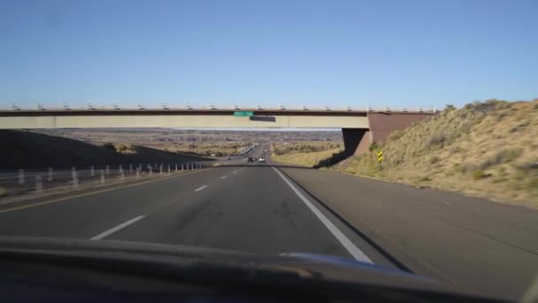 POV οδήγηση κάτω από διάβαση κατά μήκος διαπολιτειακή στο Νέο Μεξικό — Αρχείο Βίντεο