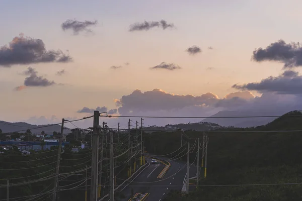 Cielo colorato al crepuscolo nuvole sopra la strada e linee elettriche a Fajardo Porto Rico — Foto Stock