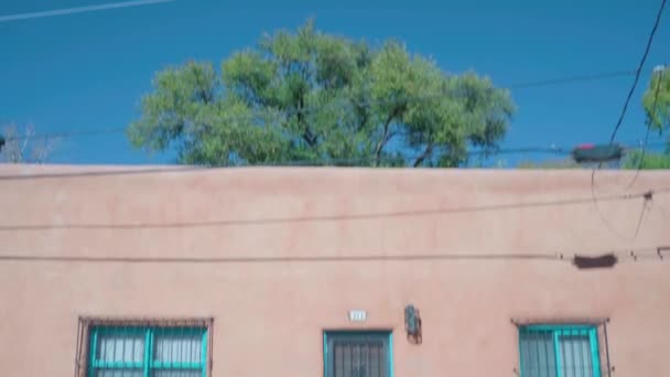 New Mexico Adobe Hause mit türkisfarbener Verkleidung auf der Straße der Stadt nach unten kippen Weitwinkel — Stockvideo