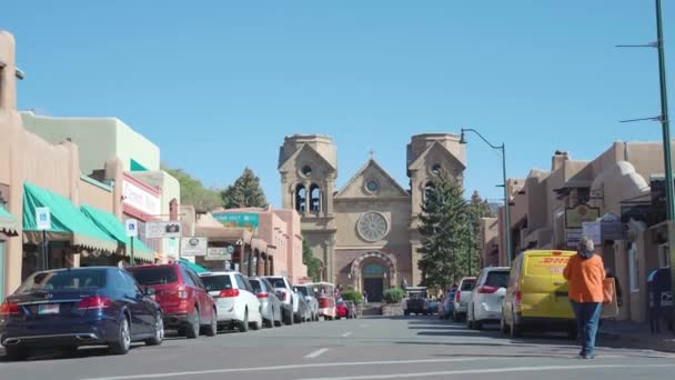 거리에서 온 성 프란치스코 대성당, 산타 페 뉴 멕시코 승용차들이 줄지어 있다 — 비디오