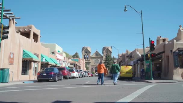 Ludzie przejeżdżający na skrzyżowaniu w centrum turystycznym Santa Fe Nowy Meksyk — Wideo stockowe