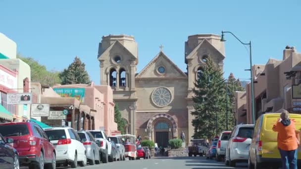 Catedral Basílica de São Francisco de rua forrada com carros Santa Fé Novo México — Vídeo de Stock