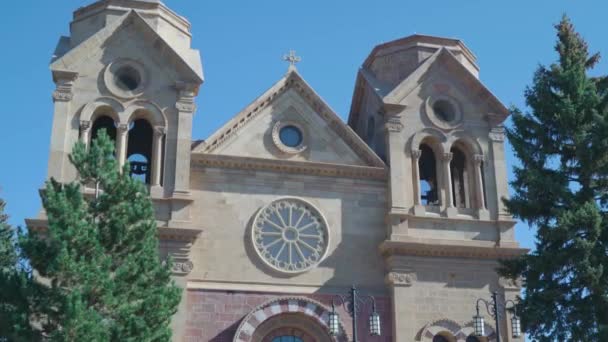 Incline-se para baixo tiro da Basílica Catedral São Francisco de Assis Santa Fé Novo México — Vídeo de Stock