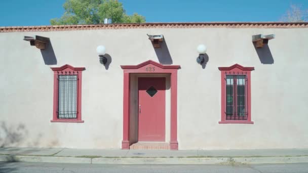 Casa de arquitectura de color claro de Nuevo México en la calle de la ciudad — Vídeos de Stock
