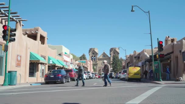 Pessoas cruzando no cruzamento no centro turístico de Santa Fé Novo México — Vídeo de Stock