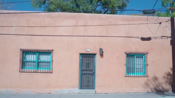 Novo México Adobe casa com guarnição turquesa na rua da cidade grande ângulo — Vídeo de Stock